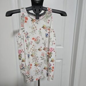 This Dalia floral sleeveless blouse features a button-down back and a lightweigh